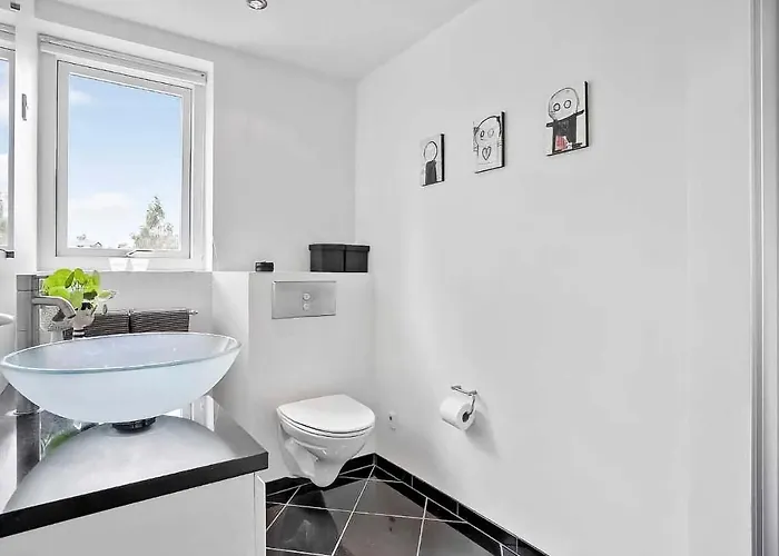 3 Bedroom Lovely In Feriehus